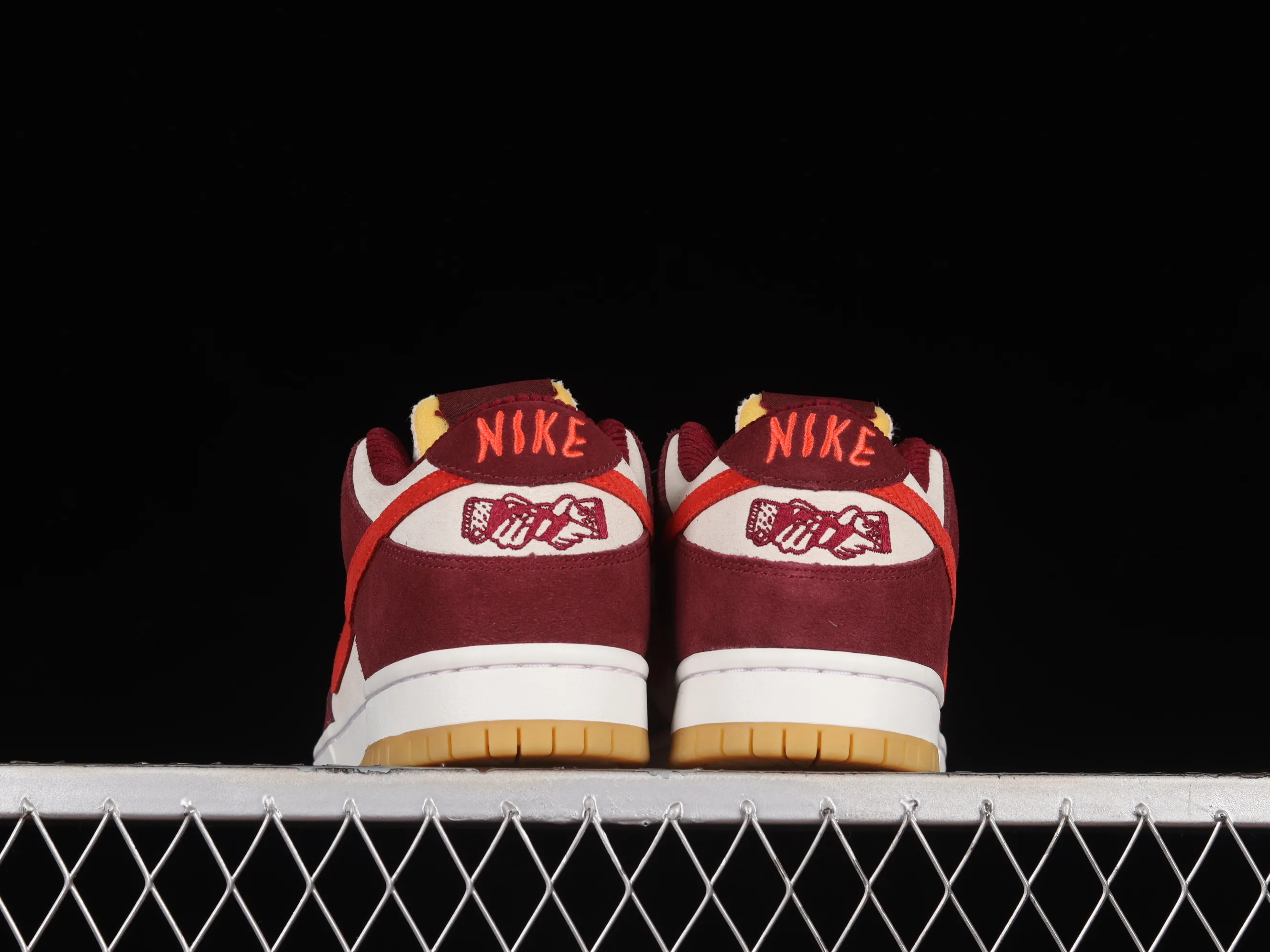 All categories Nk SB Dunk Series Nk SB Dunk Low Low-top sneakers M version Skate Like a Girl x Nk SB Dunk Low joint model Strawberry Bear SB low-top casual sports skateboard shoes DX4589-600